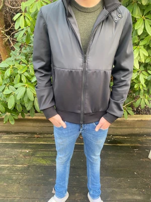 J. Lindeberg cardigan  - Säljer en snygg och trendig J.Lindeberg cardigan i storlek S. Jackan är knappt använd och som i nyskick. Nypris: 3000kr mitt pris: 999kr. 