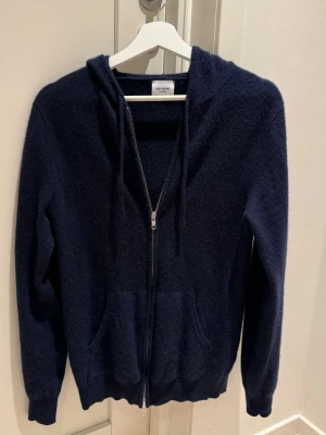 Cashmere zip  - Säljer en riktigt snygg Cashmere zip up från John Jenric. | Skick: 8/10, i mycket bra skick men har använts | Nypris ca 2.800kr | Storlek: M, true to size | Hör av dig vid fler frågor eller funderingar! 