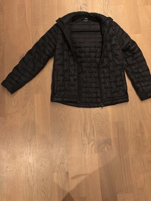 Everest jacka - En slittålig jacka perfekt för dig som söker något som håller till dina barn. Fungerar perfekt som en jacka att bara ha på landet. Liten fläck på bröstet därmed billigt pris.