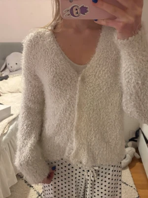 Mjuk vit kofta med v-ringning - Suupersöt vit kofta med v ring. 