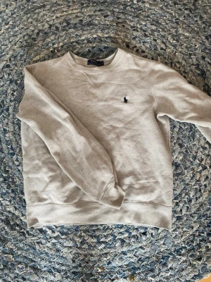 Ralph lauren tröja - En Raffe tröja som är måttligt använd. Storlek xs. Passar folk som är ca 160