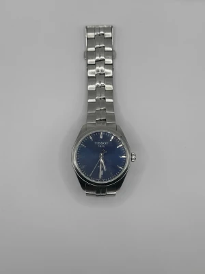 Tissot pr100 - Tissot PR 100 herrklocka – silverfärgad urtavla Märke: Tissot Modell: PR 100 Urverk: Quartz Urtavla: Silverfärgad Material: Rostfritt stål Skick: Bra begagnat skick Batteri: Nyligen bytt Komplett set: Original låda, papper och alla länkbitar ingår Funktion: Klockan går och håller tiden när den används Om den ligger oanvänd en längre stund kan den ibland stanna Börjar gå igen när man skakar den lätt Säljs i befintligt skick och prissatt därefter. Jag kan tänka mig sänka vid snabb affär 