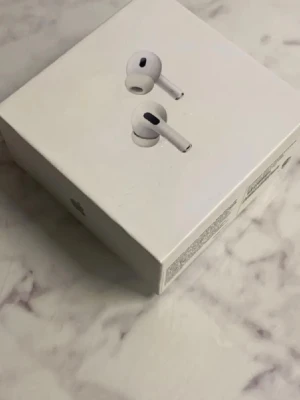 AirPods Pro (2nd generation)  - Säljer ett par Apple AirPods Pro (2nd generation) i mycket fint skick med originalförpackning. Trådlösa hörlurar med aktiv brusreducering och laddningsetui. Perfekt för både musik och samtal. Inga synliga defekter eller större slitage.