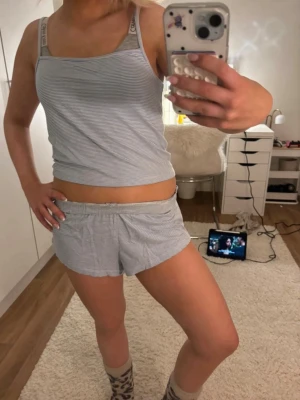 Ljusblå randig pyjamas  - Mjuk pyjamas