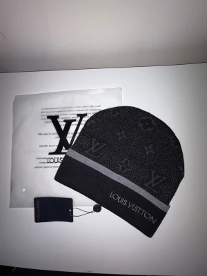 LVmössa - En monogram Lvmössa peruker för vintern. (Snabb frakt skickas samma dag som den beställs eller dagen efter🚚)
