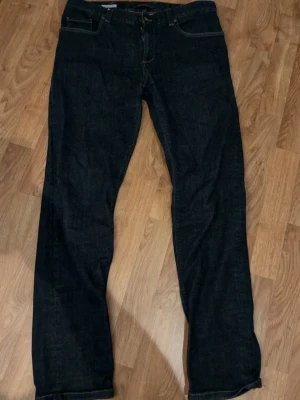 Mörkblå jeans från Alberto - Snygga mörkblå jeans från Alberto i modellen Luxury T400. Klassisk femficksdesign med raka ben och orangea kontrastsömmar. Jeansen har en stilren look och är tillverkade i ett stretchigt jeansmaterial som sitter skönt hela dagen. Nypris 1199+, mitt pris 699kr men går såklart att diskutera!!