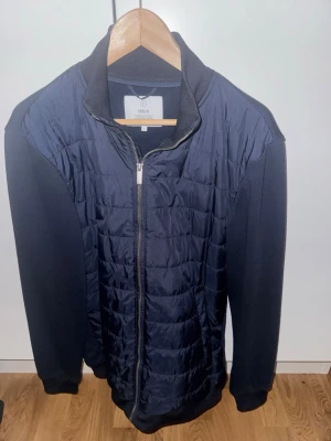 Bläck Cardigan - Hej, säljer denna Bläck Cardigan som är skön och varm i tyget. Passar L väldigt bra men fungerar också bra med M