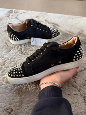 Christian Louboutins  - Ett par väldigt snygga Louboutins i storlek 42.5. Det är i perfekt skick och har bara användas 1-2 gånger inga flaws. 10/10! Säljs tyvärr utan original boxen och accessories. Finns inget kvitto men kan garantera att det är autentiska. Kontakta mig gärna vid frågor eller funderingar.