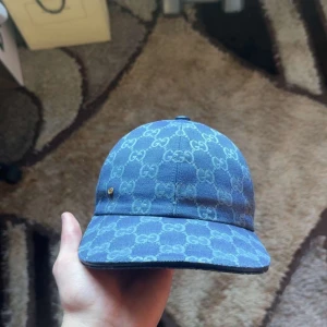 Blå Gucci keps i 10 av 10 skick - Helt underbar keps nu till sommaren har varit riktigt rädd om den och nu tycker jag att det räcker för mig med keps så jag tycker någon annan förtjänar den så lägg pris förslag så kan vi diskutera!!!😃