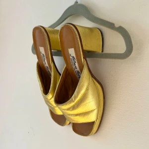 Vintage klackar  - Såå coola Vintage klackar i guldfärg. Använt skick. Passar mig som har storlek 37