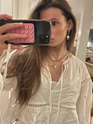 Vit sommarblus  - En skitsnygg tunn blus som är perfekt till varma sommardagar, den är vit och har mönster med hål. Lappen finns även kvar och blusen är aldrig använd 🩵🩵