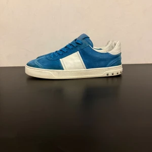 Valentino flycrews - Valentino flycrew | 41,5 | Fint skick | Blå | Inget og | Frågor tas i pm | tveka inte | pris kan diskuteras | självklart äkta | alla nitar kvar!