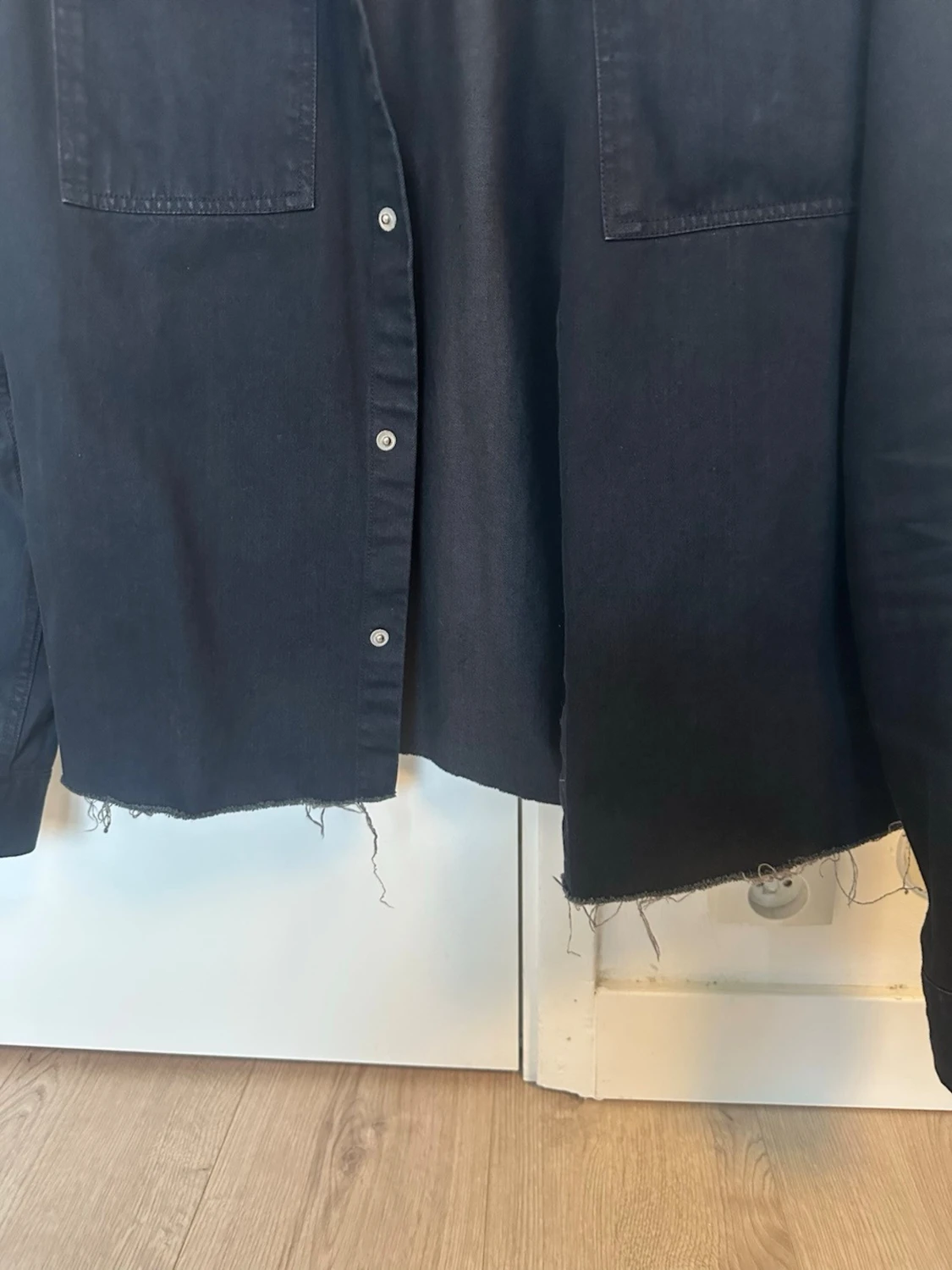 Svart jeansjacka med rå kant - 1