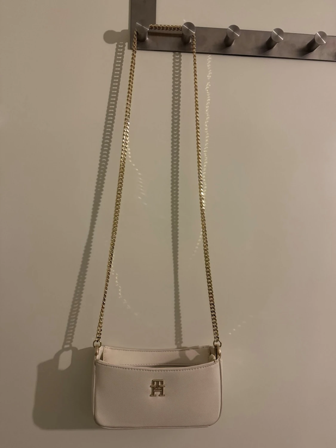 Vit axelväska från Tommy Hilfiger