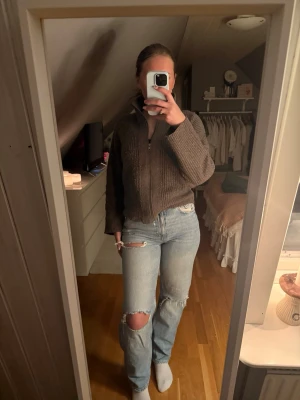 Ljusblå slitna straight jeans - Säljer ett par ljusblå jeans med raka ben och slitna detaljer vid knäna. Jeansen har hög medelhög midjaoch klassisk femficksdesign. Materialet är klassisk denim i bomull. Skickar snabbt!!💖