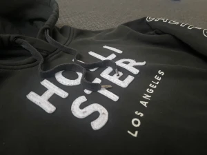 2000s Vintage Hollister hoodie (tillverkas ej längre) - Säljer nu denna riktigt snygga, sällsynta och stilrena vintage hoodie från Hollister! Passar perfekt nu till höst och vinter ❄️🤩. Riktigt fint skick!  Skriv vid funderingar 📲 Postar inom 24 h🙌