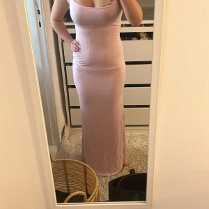 Ljusrosa långklänning från Gina Tricot - Säljer en ljusrosa långklänning från Gina Tricot med smala axelband och justeringsbara band. Klänningen har en enkel, stilren design som känns både trendig och bekväm. Perfekt för varma dagar eller när du vill känna dig extra fin. Den är andvänd en gång, säljer pga köpte fel storlek. Skriv om du funderar över något💕😻