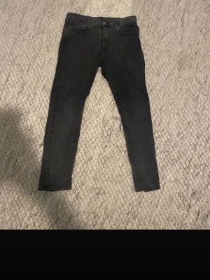 Levi's Premium svarta skinny jeans - Svarta Levi's Premium jeans med skinny fit och klassisk femficksdesign. Jeansen har en mörk tvätt, smal passform och är tillverkade i slitstarkt denim. Märkespatch i brunt läder baktill och Levi's etikett på bakfickan. Perfekt för dig som gillar stilrena och tajta jeans.