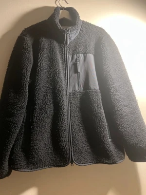 Svart ulljacka från A Day's March - Lite använd men bra skick, se bilder