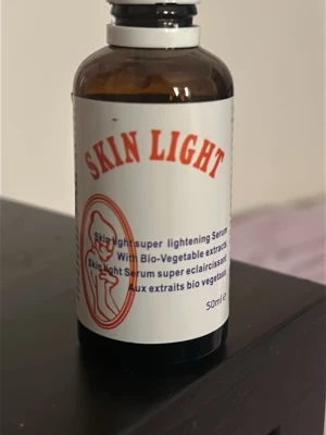 Skin Light serum med bioextrakt - Skin Light super lightening serum med bio-vegetabiliska extrakt, 50 ml. Serumet jämnar ut hudtonen och reducerar mörka fläckar. Kommer i en brun glasflaska med vit etikett och röd text. Innehåller bland annat glycerin, morus nigra och parfym. Använd få gånger mer än hälften kvar köpt för 350kr 