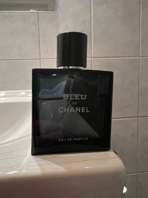 Bleu de Chanel EDP 50 ml - Bleu de Chanel EDP. Ca 35 ml kvar. Riktigt god doft men som inte kommer till användning mer.
