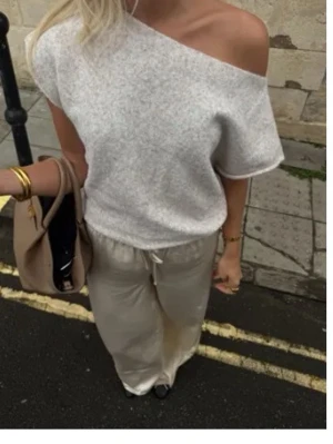 Wide neck knit top - Helt slutsåld topp på Nellys hemsida. Köpte två storlekar för att jämföra och hann inte lämna tillbaka därav har jag aldrig använt den här tröjan. Storlek XS. Skriv gärna vid frågor!!