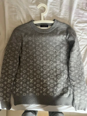 Louis Vuitton Sweatshirt - Stickad lv sweatshirt i storlek xs använd fåtal gånger 
