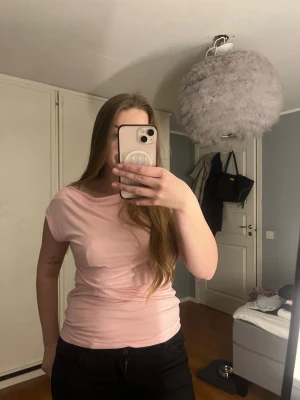 Ljusrosa t-shirt från 157 - Säljer en ljusrosa t-shirt från 157 i storlek L. T-shirten har korta ärmar och är gjord i mjuk bomull. Modellen är slim och har en enkel, clean look med boatneck. Perfekt för dig som gillar basic och stilrena plagg.