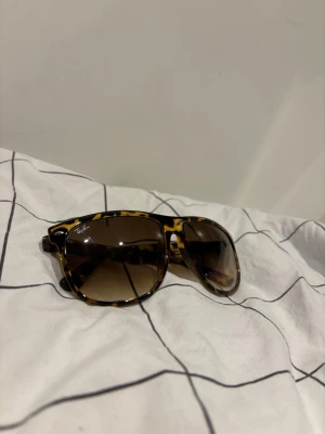 RayBan Boyfriends  - Feta solglasögon i sjukt snygg färg som jag nu säljer för ett väldigt bra pris eftersom det är vinter. Inga defekter och knappt använda alls. Tveka inte att skriva. Fraktar samma dag.