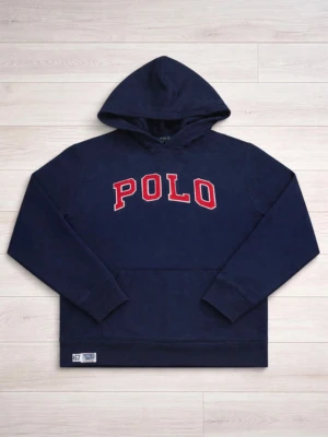 Polo Ralph Lauren hoodie - Mörkblå hoodie från Polo Ralph Lauren med röd/vit “POLO”-logga på bröstet. Klassisk passform med huva och magficka. Mjuk och bekväm, perfekt till vardags.