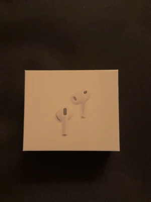 AirPods Pro 3 - Säljer helt nya Apple AirPods Pro 3 i oöppnad originalförpackning. Trådlösa hörlurar med laddningsetui, kompatibla med USB-C, Apple Watch, MagSafe och Qi-laddning. Perfekt för dig som vill ha bästa ljud och brusreducering. Inga synliga defekter eller slitage. Vann dom på julklappsleken och har redan ett par så säljer dessa:)