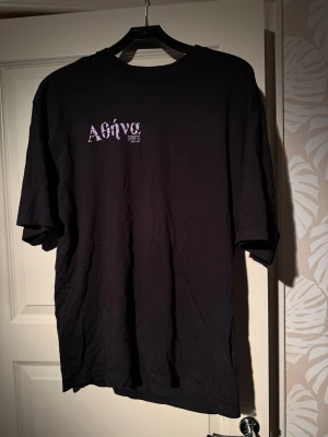 Oversize T-shirt - Svart Oversize T-shirt med tryck fram och baktill. Knappt använd. Storlek M 
