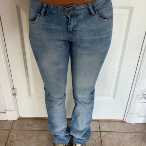 detaljerade jeans - säljer dessa detaljerade jeans, de är i ok skick de ända defekterna är att det saknas paljetter på bakfickorna och att en öggla e av (se bild 3). skrib för fler bilder💕