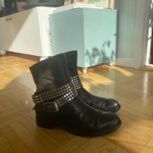 Studded Boots - Real leather boots made in Italy. Cool studded belt detailing that you can remove. Really good condition, real authentic vintage. Size 38. Price is negotiable.  #boots #archivefashion #archive #marcjacobs #madeinitaly #leather #coolgirl #aesthetic #2000s #2010style #y2k #y2kstyle #juicycouture #abercrombieandfitch #hollister #vintage #autumn  #missme #rickowens