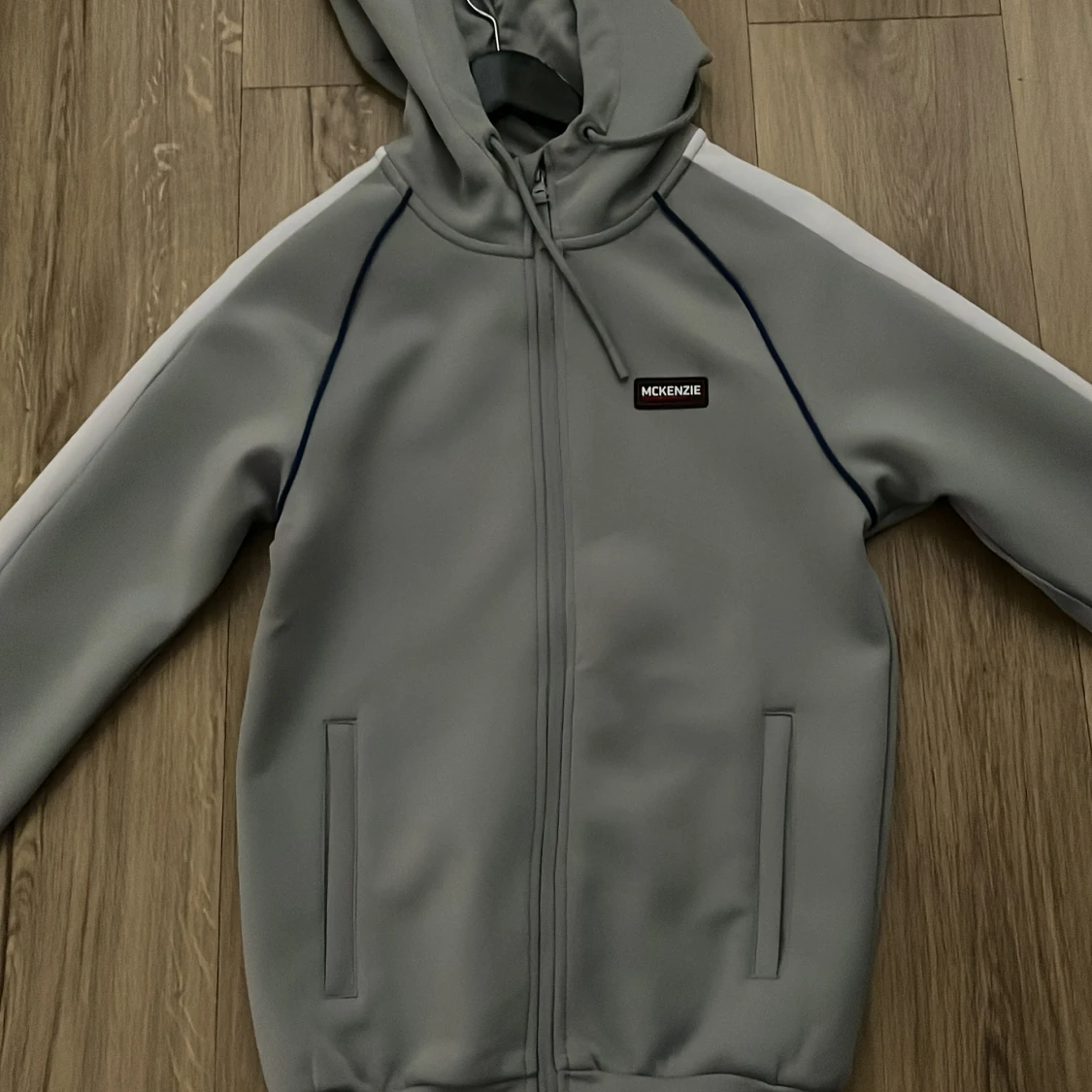 Grå hoodie från McKenzie med dragkedja - 1