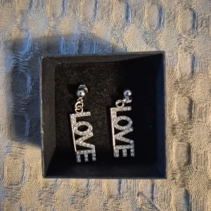 Silver örhängen  - GRATIS GÅVA MED VARGE ORDER!! Supertrendig stockholmsstil tjejer, ring silver. Vinter ring smycke. Gjord av stål, jag svarar och skickar alltid snabbt!