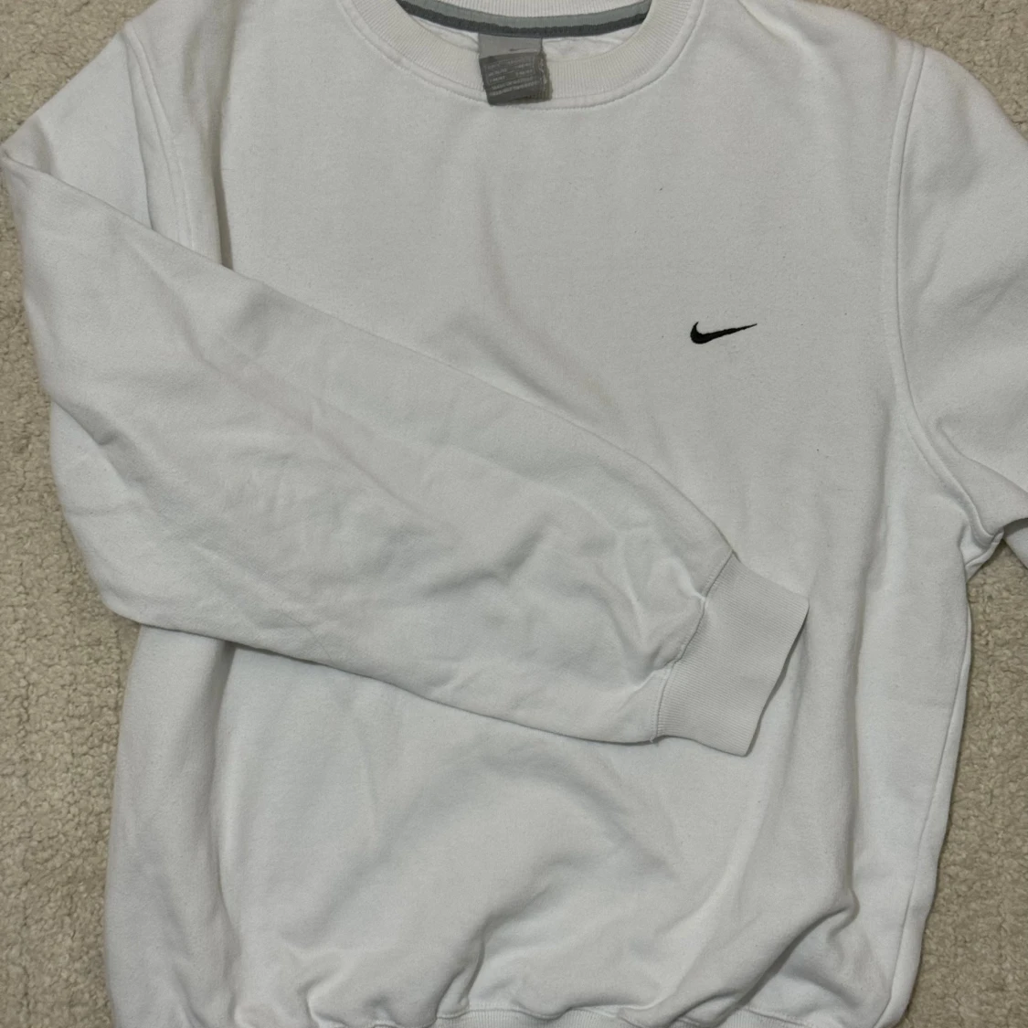 Vit sweatshirt från Nike - gammal kollektion😍 - 1