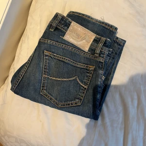 Blå jeans från Jacob Cohen - Snygga blå jeans från Jacob Cohen. Bra skick, förutom det lilla hålet vid skrevet. Modellen är 622 (Nick). Nypris 6000kr, mitt pris 600kr. Priset är inte ristat i sten.