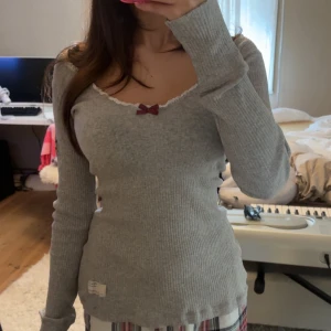  tröja från odd Molly - Jätte fin ”babydoll” tröja från odd Molly! Har samma i svart som jag också säljer om ni är intresserade💗 tröjan har inga stora defekter som jag märker,står inte vilken size men skulle säga S eller XS💗 skriv gärna om ni har frågor