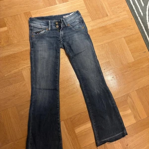 Lågmidjade bootcutjeans - Superfina Lågmidjade bootcutjeans från Hilfiger, utöver att bensluten är liite slitna är dem i jättegott skick (se sista bilden). Midjemått rakt över är 35 cm, 75 cm i innerbenslängd och 15 cm i grenhöjd. Skriv gärna vid frågor o lämna gärna prisförslag 💕💕