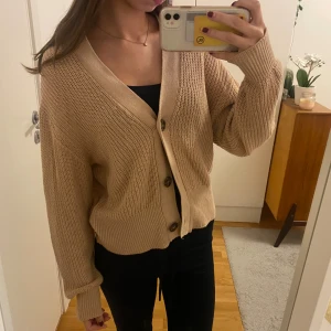 Beige stickad kofta - Söt stickad kofta från lager. Storlek S