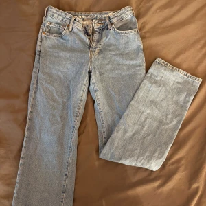 Low straight 550 jeans - Low waist jeans från bikbok. Använda men i fint skick och nypris ligger på 599kr💙 