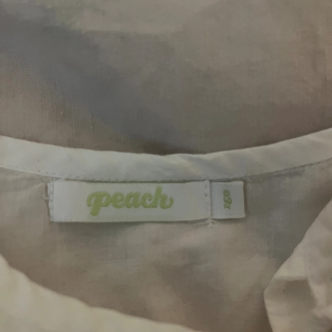 Vit linnetopp med spets från Peach - 1