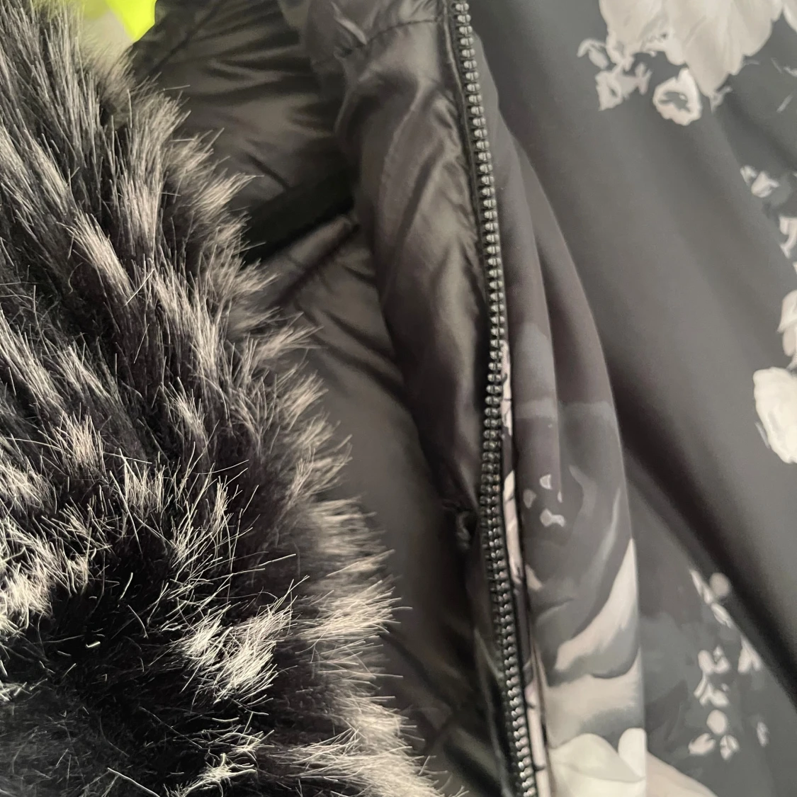 Blommig svart dunjacka med fuskpäls strl M - 2