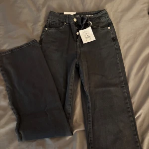 Svarta JP regular wide 980 jeans - Svarta HW straight jeans från BikBok. Aldrig använda och prislappen sitter kvar. Nypris 599kr