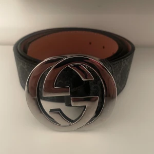 Svart bälte med ett silvrigt spänne - Helt nytt bälte inte använt en ända gång 115 cm på bältet pris går att förhandla