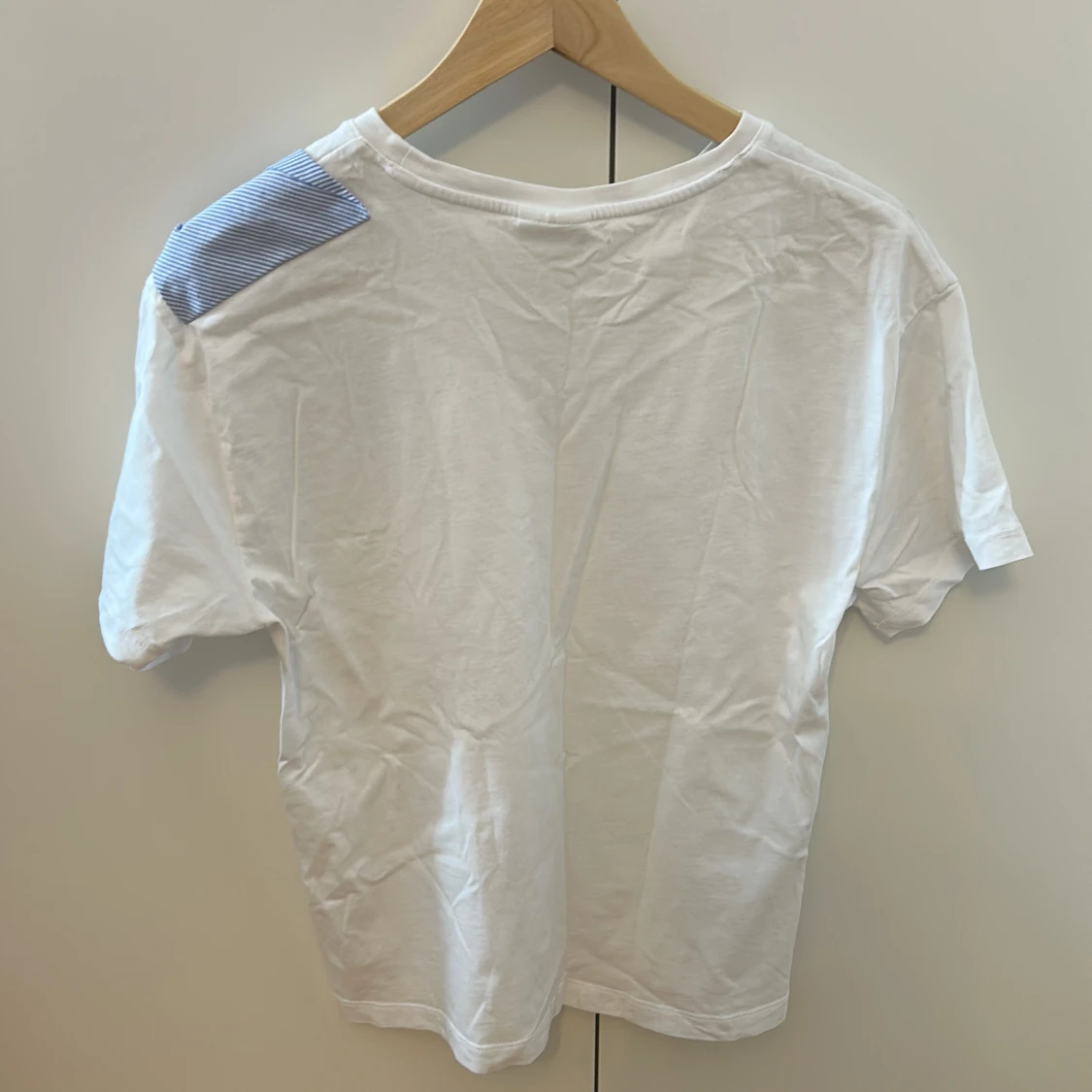 Vit t-shirt med blå rosett från Kappahl - 1