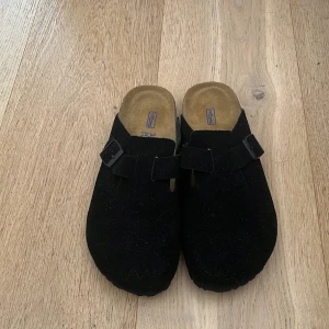 Svarta birkenstock - Ett par nya birkenstock köpte de och gillade it de de har inte andvänds
