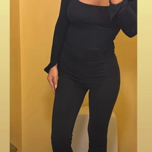 Svarta tighta leggings - Två delad set från Gina tricot ej defekter 