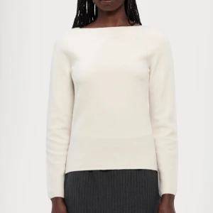 Vit merinortröja Tiger of Sweden - Supermjuk och stilren vit 100% merinotröja från Tiger of Sweden. Tröjan har en klassisk rak passform, båt-halsringning och långa ärmar.   Helt ny och oanvänd. Färgen är slutsålda online, säljs för 2299.